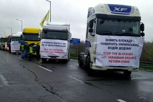 Водители разместили на грузовиках плакаты