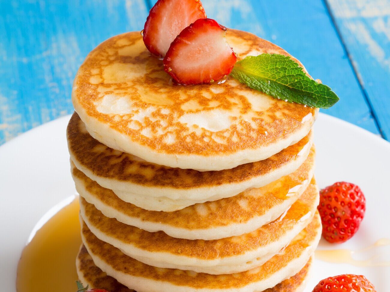 Чтобы оладьи получились пышные, в самом конце в тесто нужно добавить соду