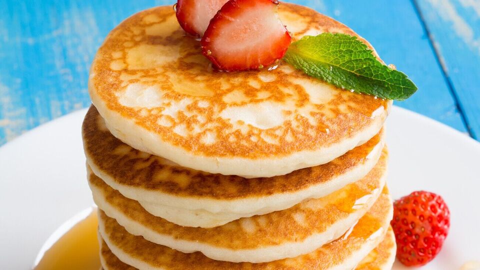 Чтобы оладьи получились пышные, в самом конце в тесто нужно добавить соду