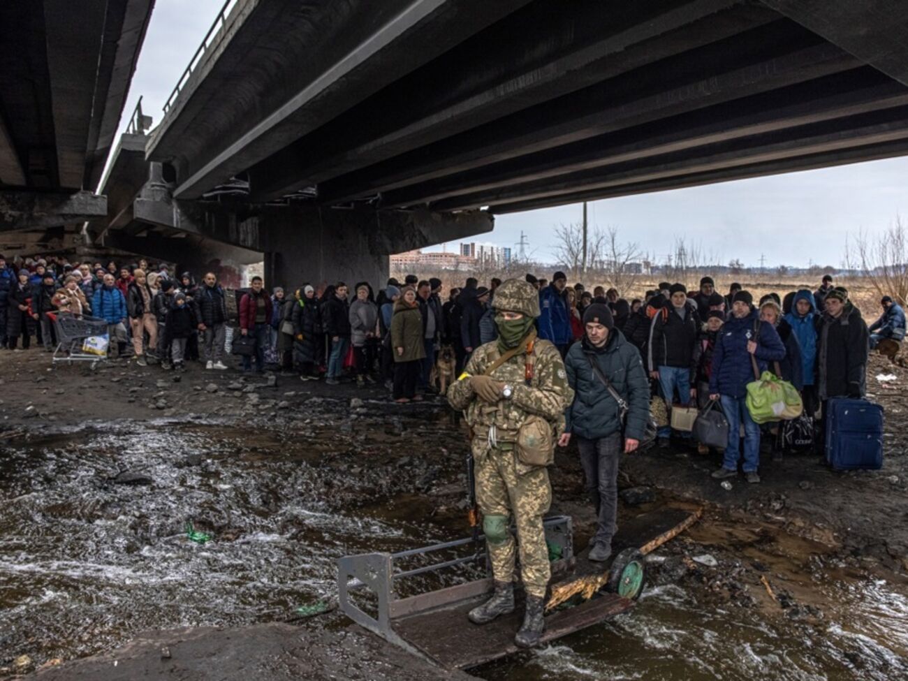 Под мостом жители киевских пригородов выходили из оккупации