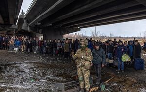 Під мостом жителі київських передмість виходили з окупації