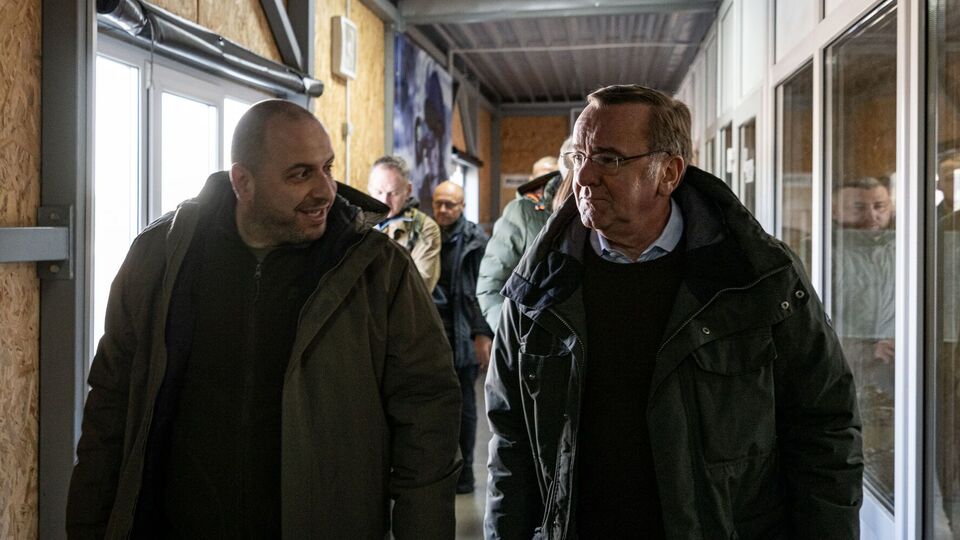 Писториус (справа) был проинформирован об эффективном применении ЗРК Patriot в Украине, отметил Умеров