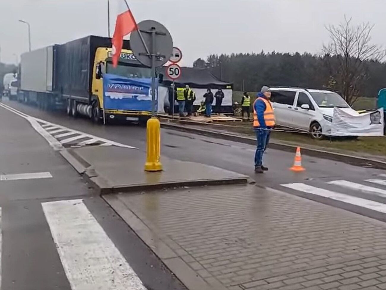 Словацкие перевозчики пригрозили полностью перекрыть границу с Украиной, если Еврокомиссия не введет разрешения на перевозки для украинских перевозчиков