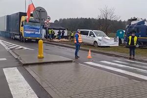 Словацькі перевізники погрожували повністю перекрити кордон з Україною, якщо Єврокомісія не запровадить дозволи на перевезення для українських перевізників