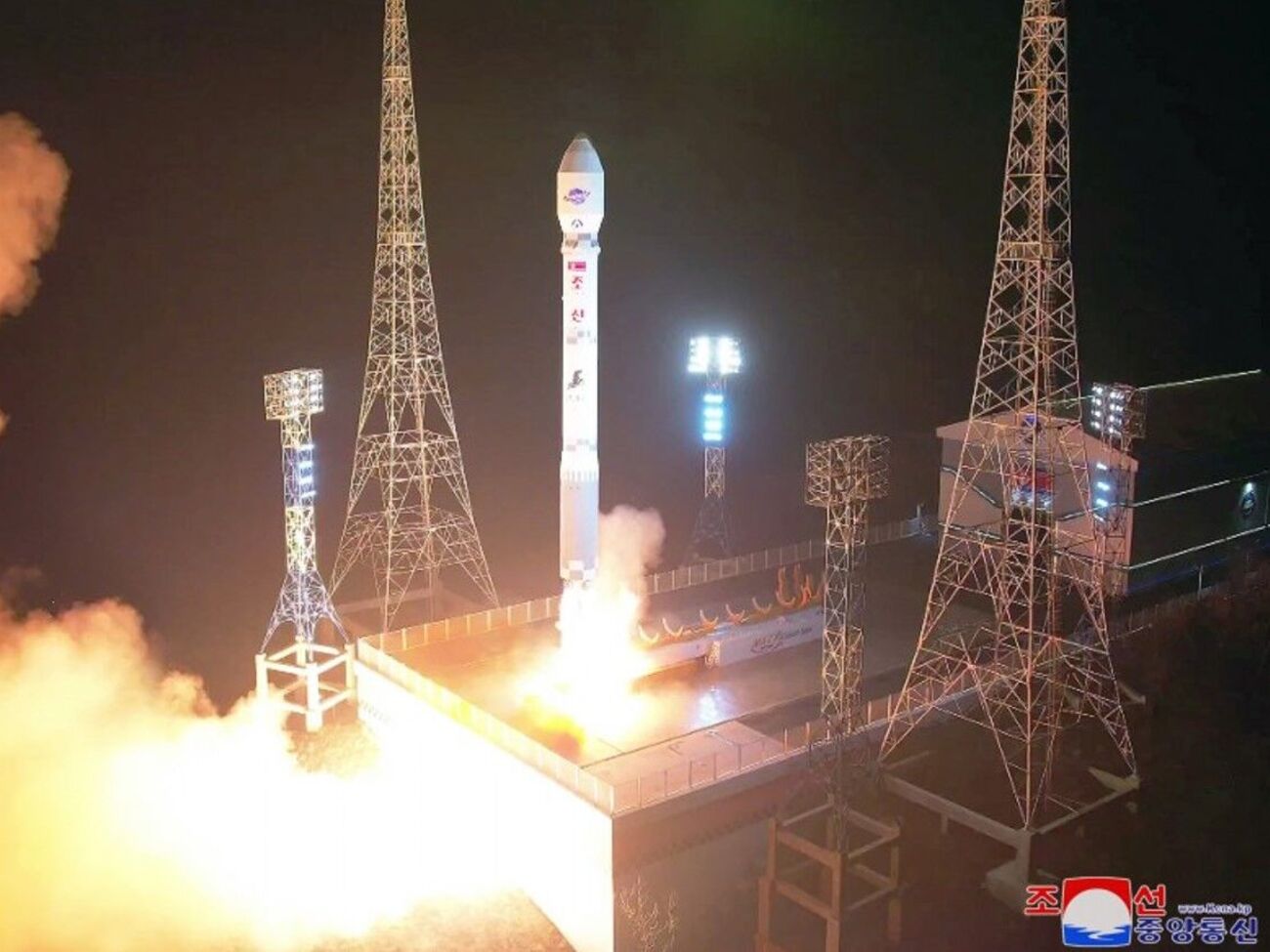 КНДР заявила про запуск супутника-шпигуна. Фоторепортаж