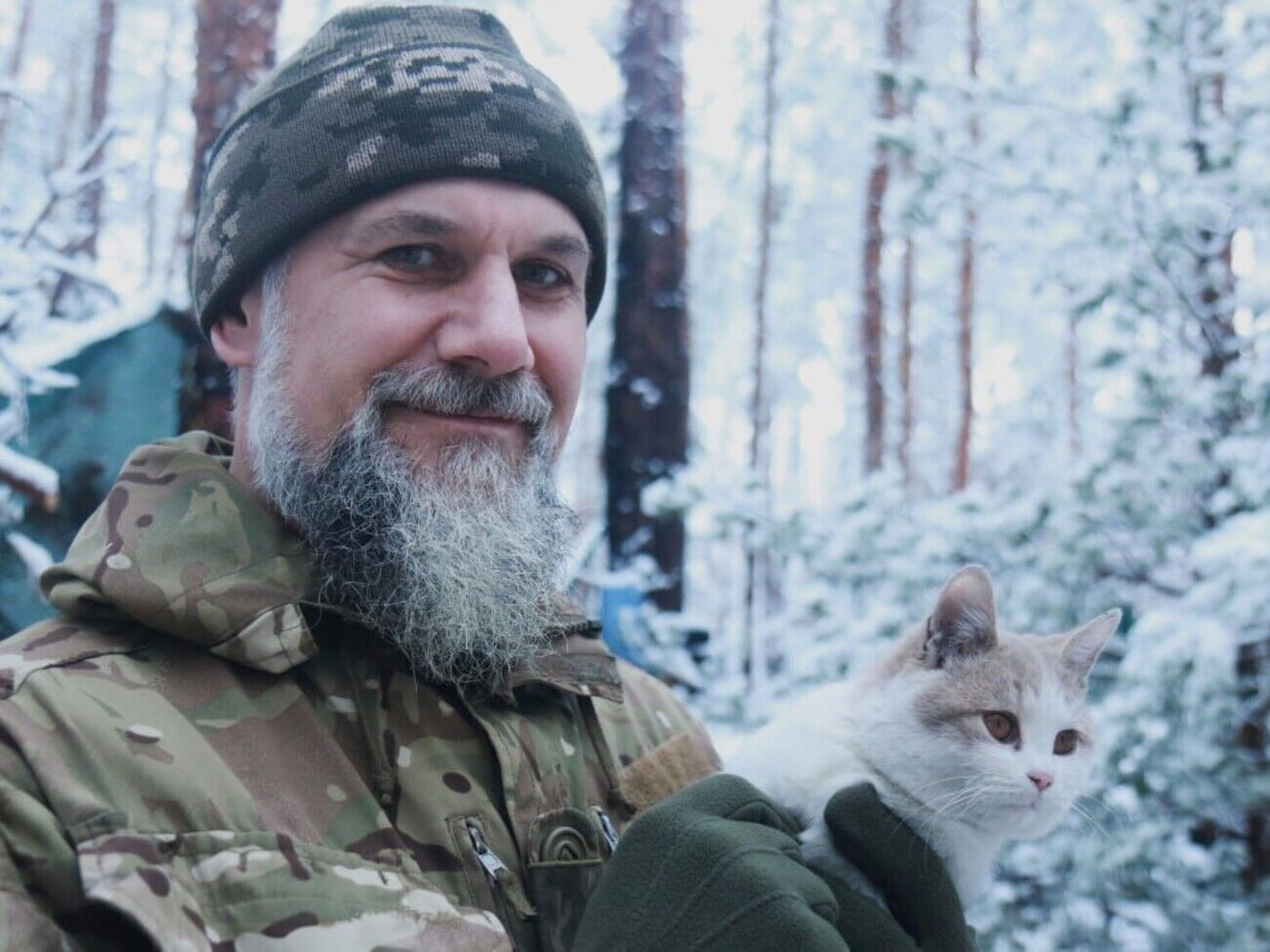 На фото українських військових зображено із тваринами на руках