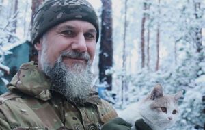 На фото украинские военные изображены с животными на руках