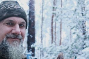 На фото українських військових зображено із тваринами на руках