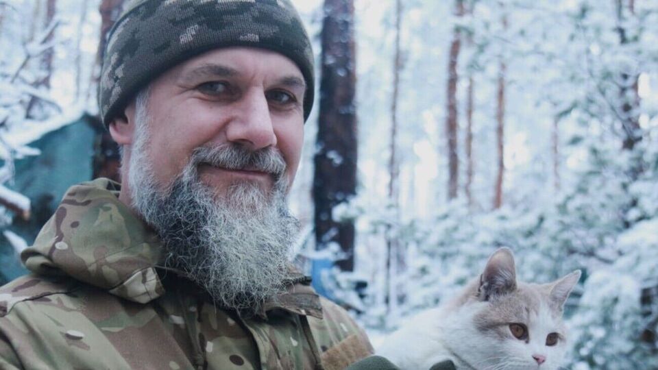 На фото українських військових зображено із тваринами на руках