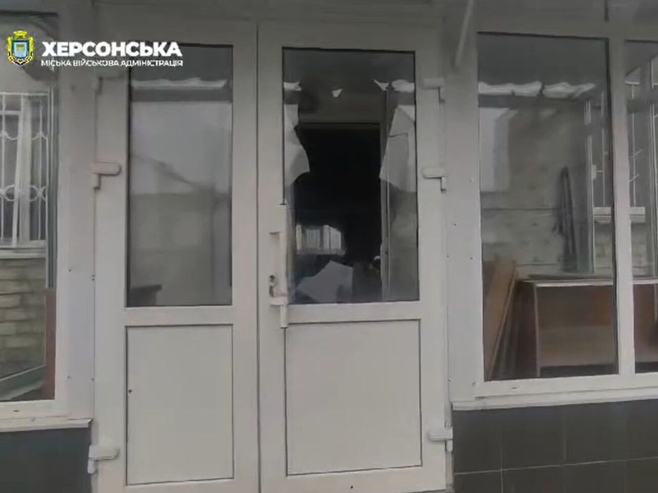 Взрывной волной и обломками снарядов выбило окна в столовой и образовательных корпусах гимназии