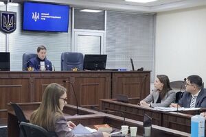 Під варту нардепа (на фото крайній праворуч) узяли в залі суду