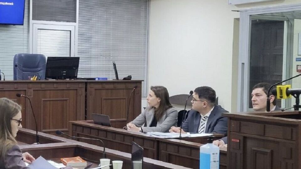 Под стражу нардепа (на фото крайний справа) взяли в зале суда