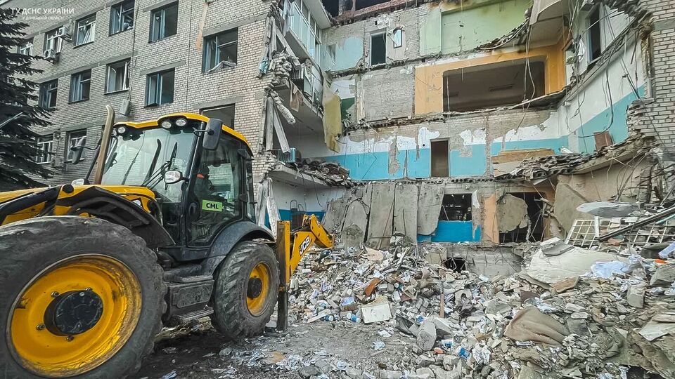 Окупанти, імовірно, з ракетного комплексу С-300 вдарили по лікарні в Селидовому 20 листопада о 23.35, зазначили в Донецькій обласній прокуратурі