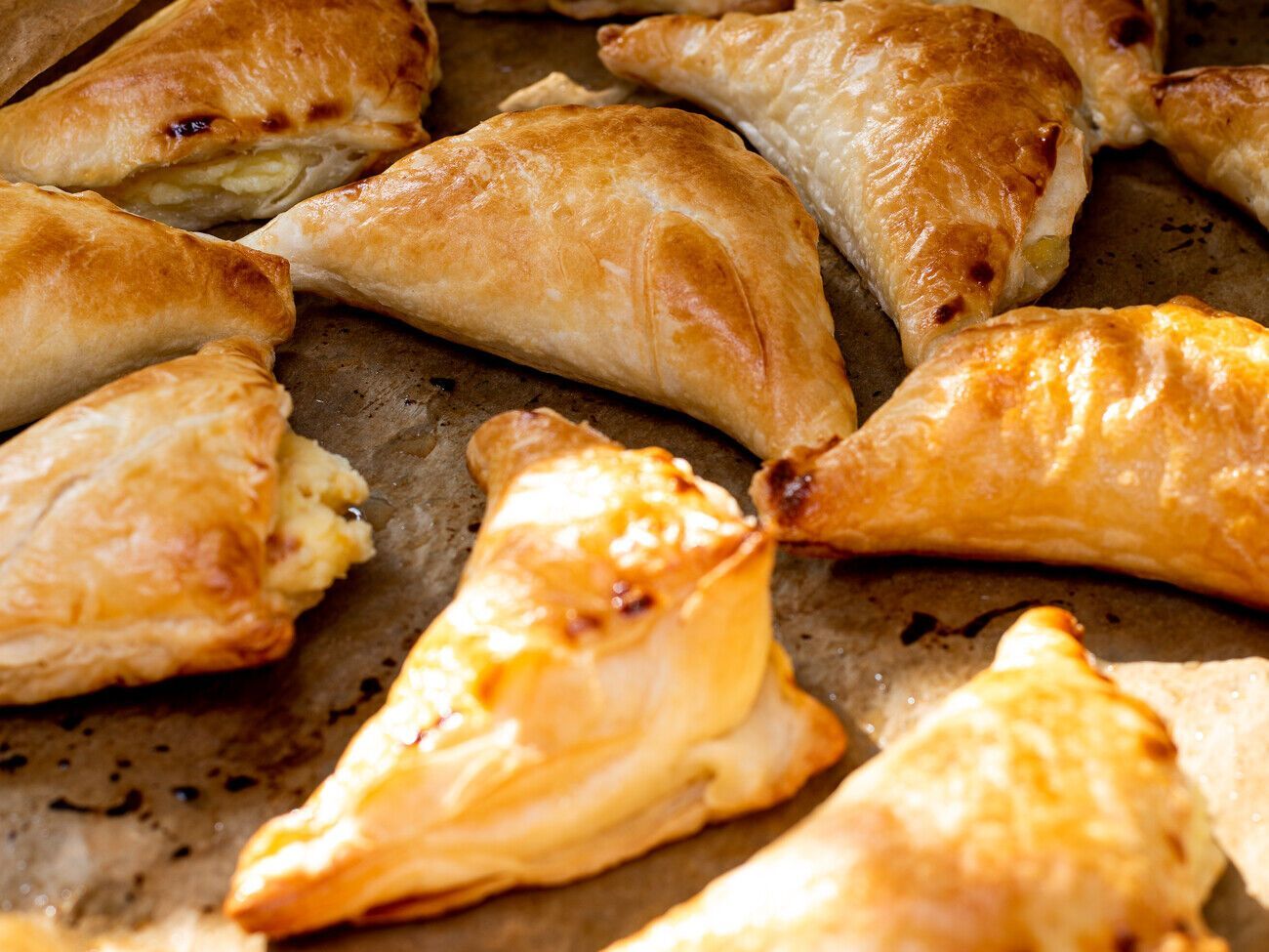 Перед выпеканием пирожки нужно смазать яйцом, взбитым с молоком