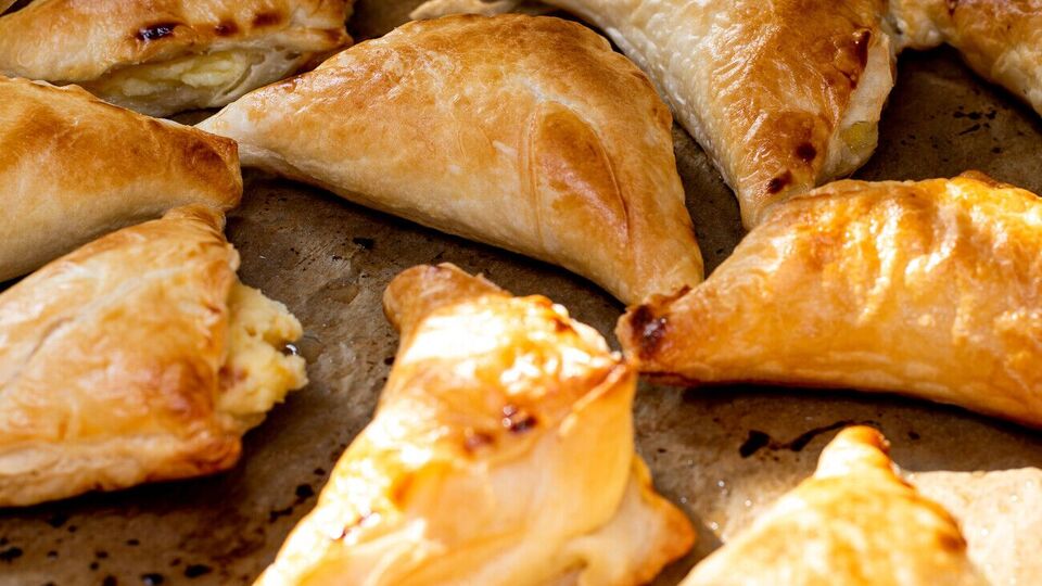 Перед выпеканием пирожки нужно смазать яйцом, взбитым с молоком