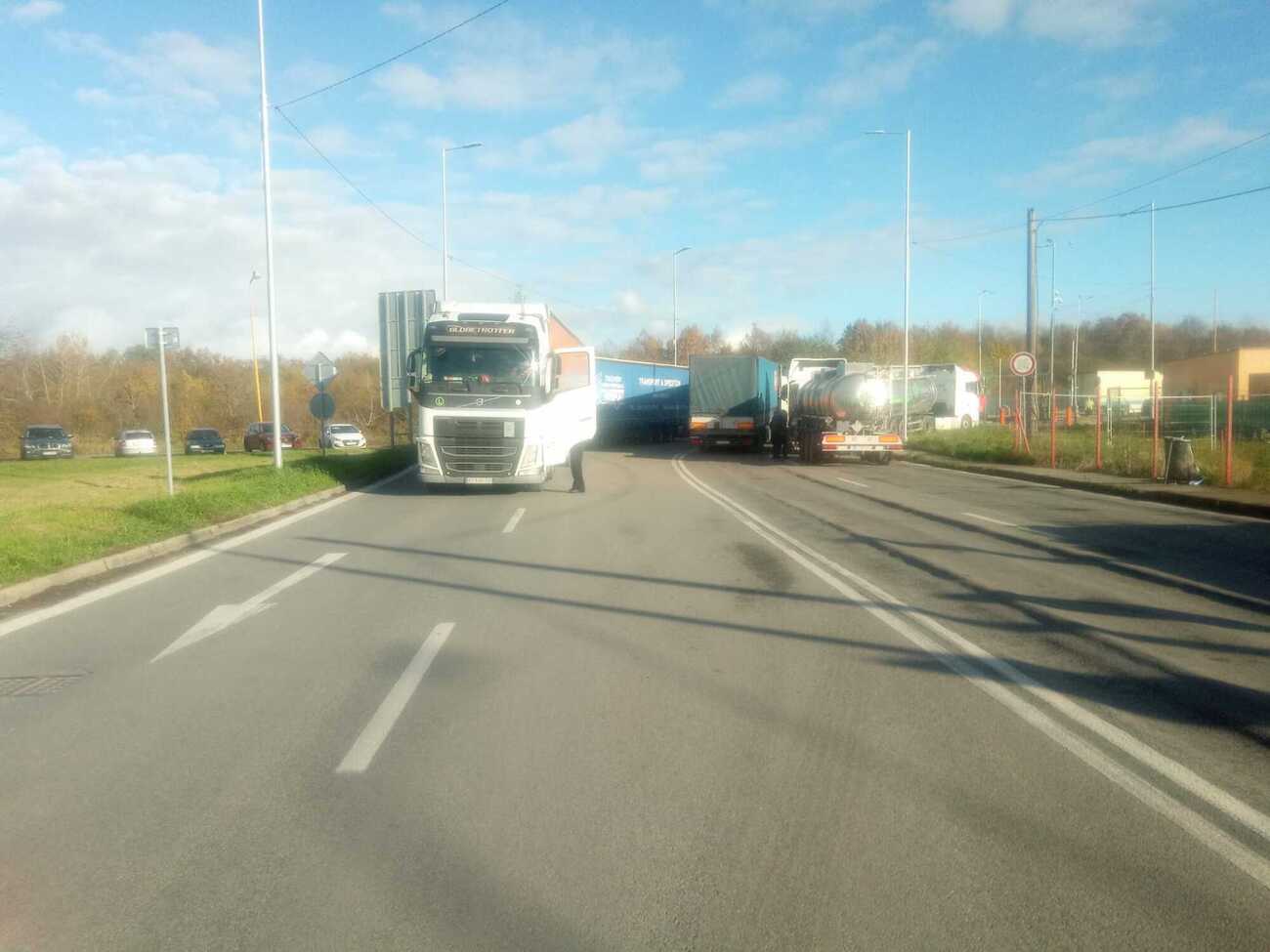 16 ноября словацкие перевозчики впервые на час блокировали пункт пропуска "Вышне Немецке – Ужгород" со словацкой стороны