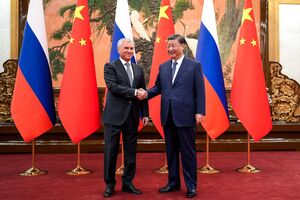 Си Цзиньпин (справа) 22 ноября в Пекине встретился с Володиным