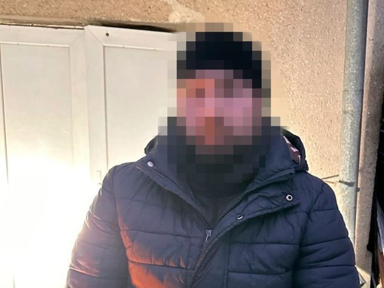 Во время обыска у задержанного был изъят мобильный телефон, который он использовал для коммуникации с врагом