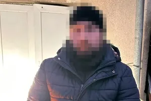 Во время обыска у задержанного был изъят мобильный телефон, который он использовал для коммуникации с врагом