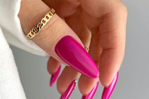 Мастер использовала яркий лак в качестве основного в дизайне маникюра