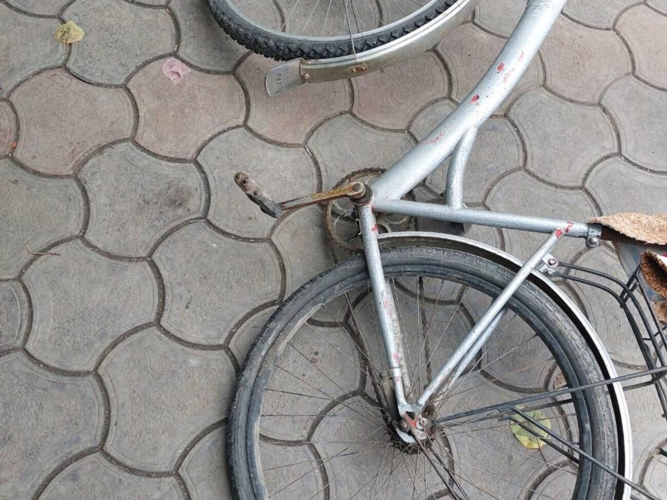 Россияне атаковали мужчину, когда он ехал на велосипеде