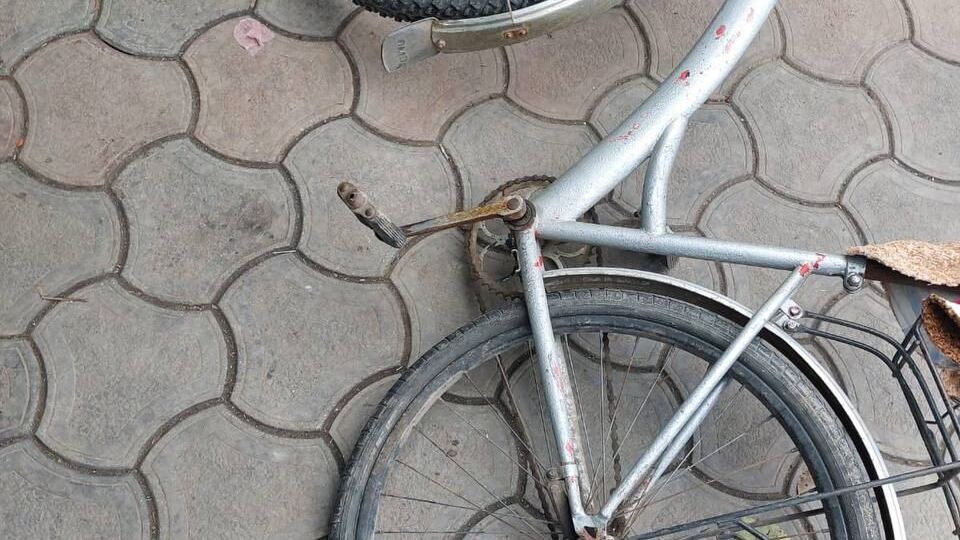 Россияне атаковали мужчину, когда он ехал на велосипеде