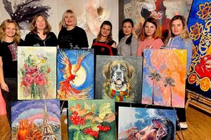 Проект "100 картин женщин настоящих Героев" был инициирован украинским художником Олегом Юровым для того, чтобы почтить память украинских защитников