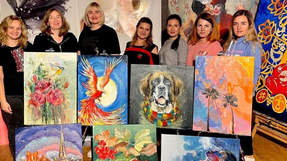 Проєкт "100 картин жінок справжніх Героїв" ініціював український художник Олег Юров, щоб ушанувати пам'ять українських захисників