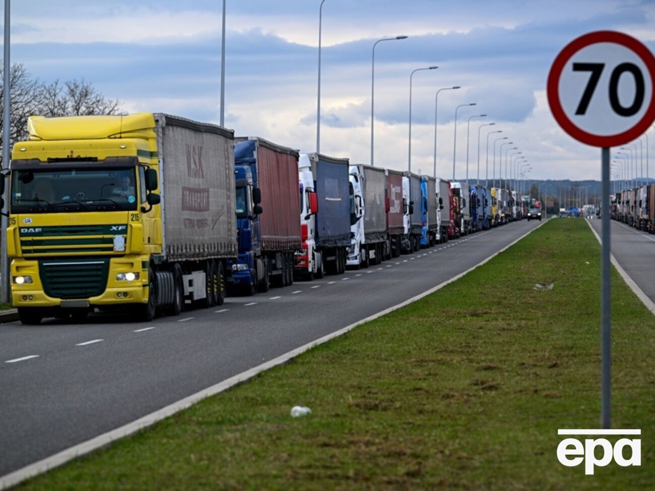 Украинские водители при минусовой температуре страдают от действий нескольких людей, которые заблокировали границу с согласия местных властей Польши, отметили в Мининфраструктуры