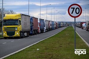 Украинские водители при минусовой температуре страдают от действий нескольких людей, которые заблокировали границу с согласия местных властей Польши, отметили в Мининфраструктуры