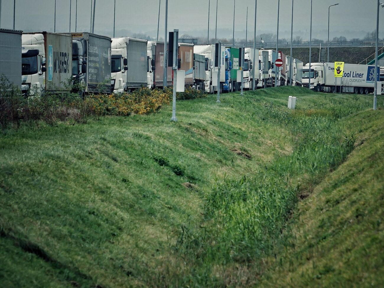 Поляки обещают пропускать легковые автомобили, автобусы, гуманитарную помощь и военную технику