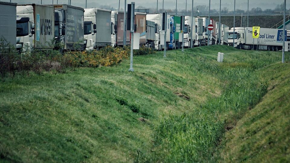 Поляки обіцяють пропускати легкові автомобілі, автобуси, гуманітарну допомогу та військову техніку