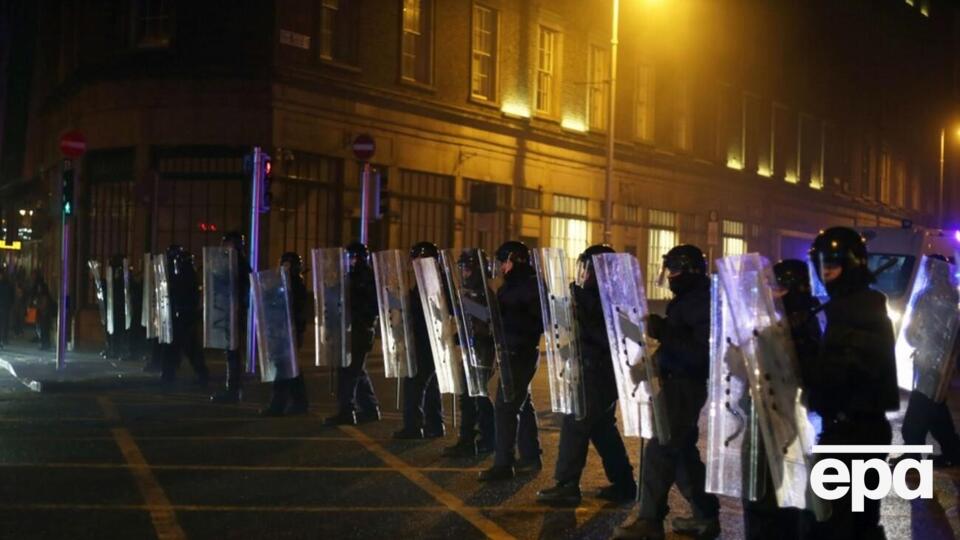 По словам Пивоварова, концертная площадка, где он должен был выступать, находится рядом с тем местом, где начались беспорядки