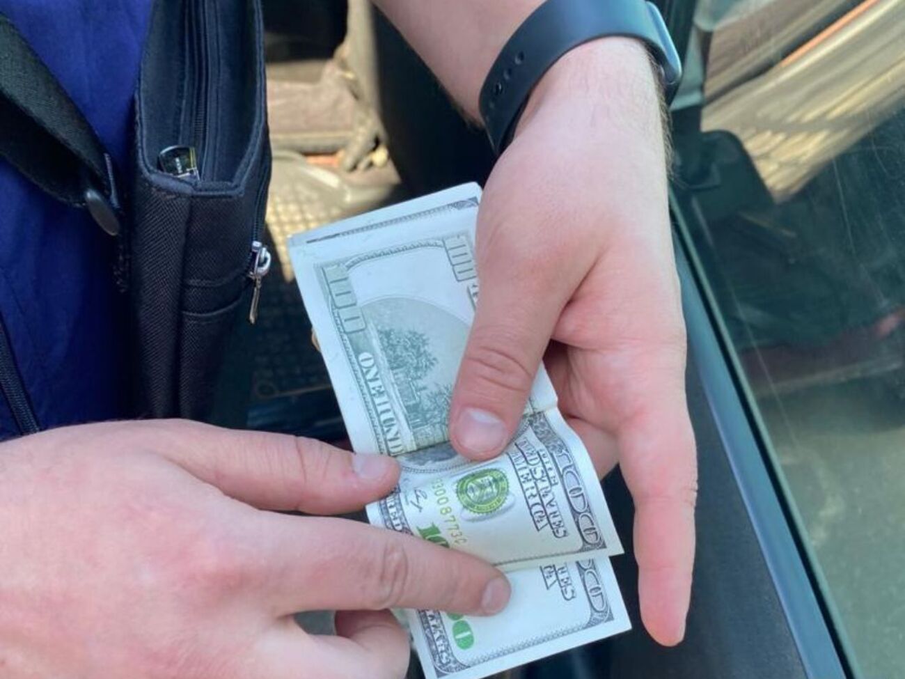 Чоловіка затримали ще у травні в Береговому Закарпатської області після отримання $13,7 тис., зазначили у прокуратурі