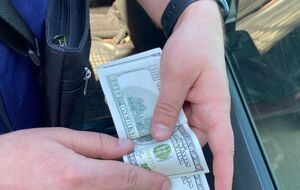Чоловіка затримали ще у травні в Береговому Закарпатської області після отримання $13,7 тис., зазначили у прокуратурі