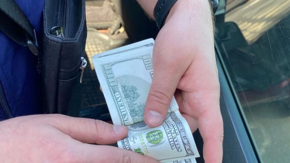 Чоловіка затримали ще у травні в Береговому Закарпатської області після отримання $13,7 тис., зазначили у прокуратурі