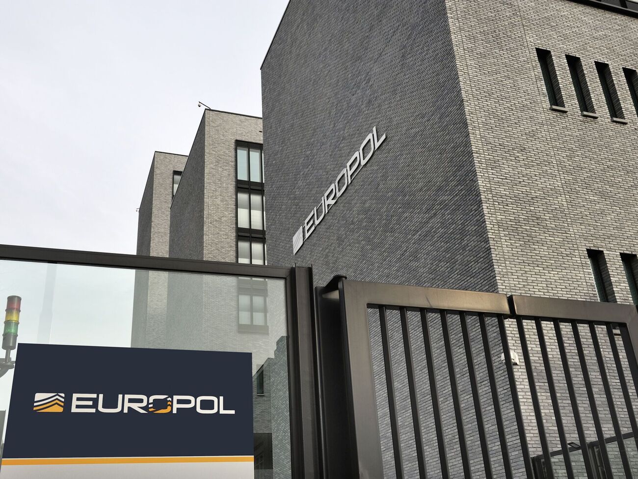 В октябре Европол присоединился к совместной следственной группе по расследованию международных преступлений, совершенных в Украине