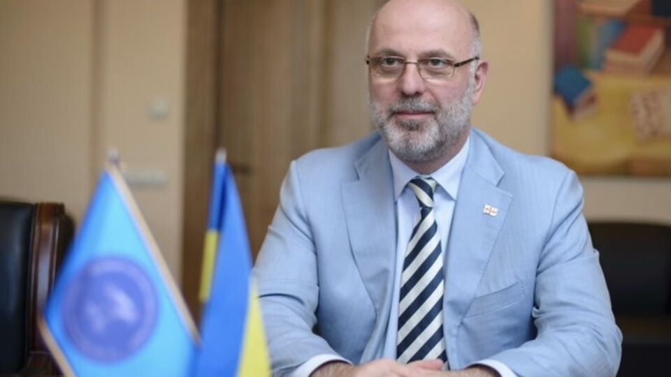 Катамадзе має дипломатичний, фінансовий і підприємницький досвід