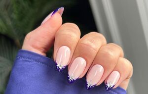 Мастер использовала для декора стразы