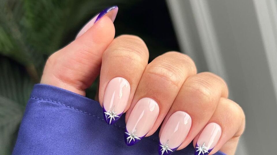 Мастер использовала для декора стразы