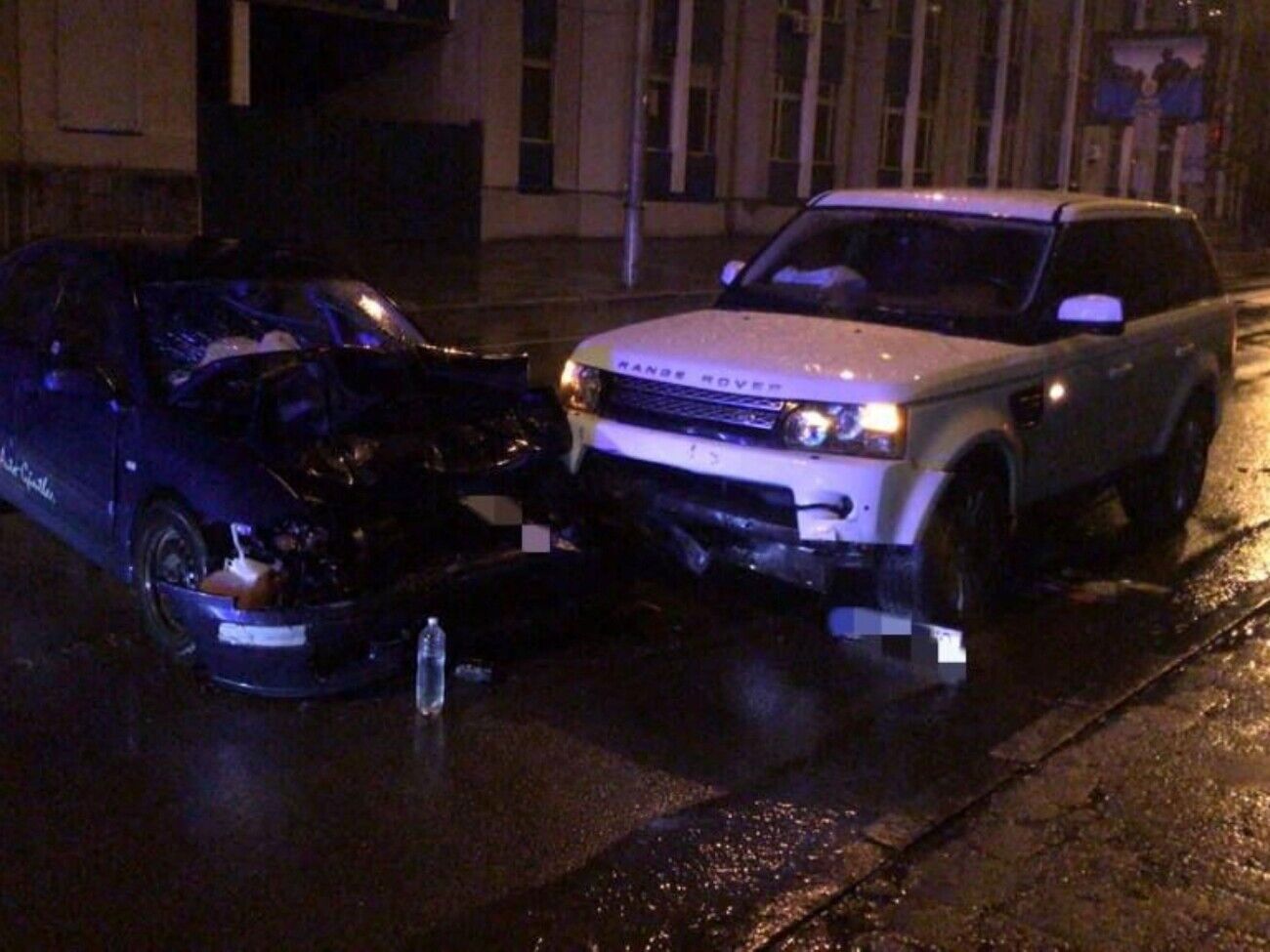 В апреле Ступка на своем Range Rover въехал в припаркованный Mitsubishi, внутри которого находился мужчина