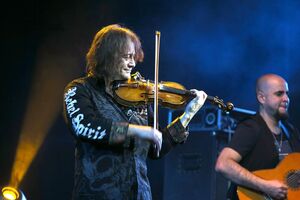 Попадюк родился во Львове, с 1997 года проживает в Канаде