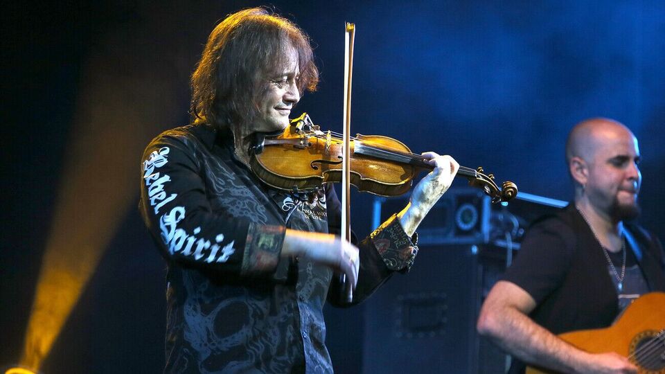 Попадюк родился во Львове, с 1997 года проживает в Канаде