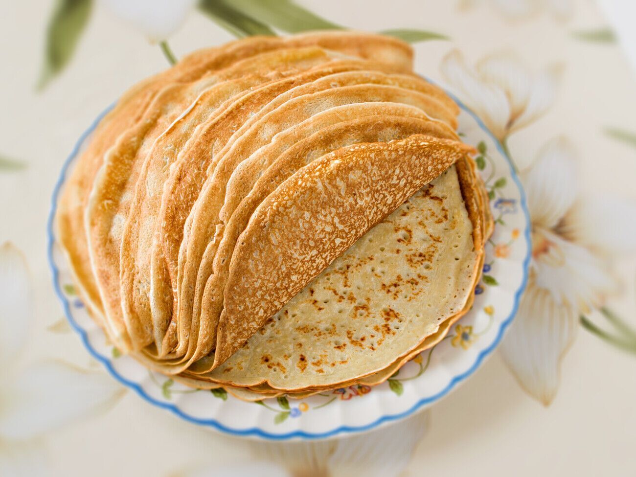 Перед тим, як смажити млинці, тісто має постояти 10 хвилин