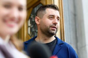 Зараз усе керівництво України за те, щоб і далі воювати з РФ, зазначив Арахамія