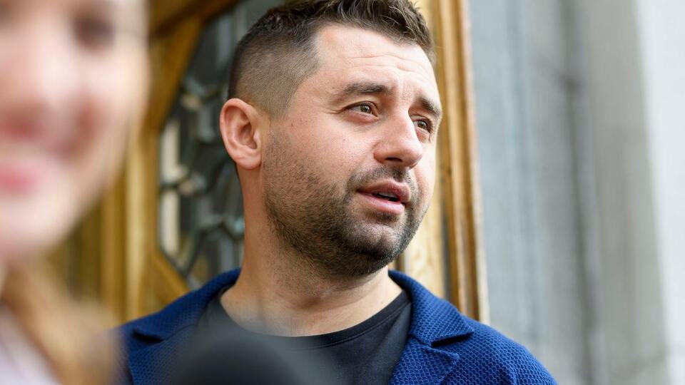 Сейчас все руководство Украины за то, чтобы и далее воевать с РФ, отметил Арахамия