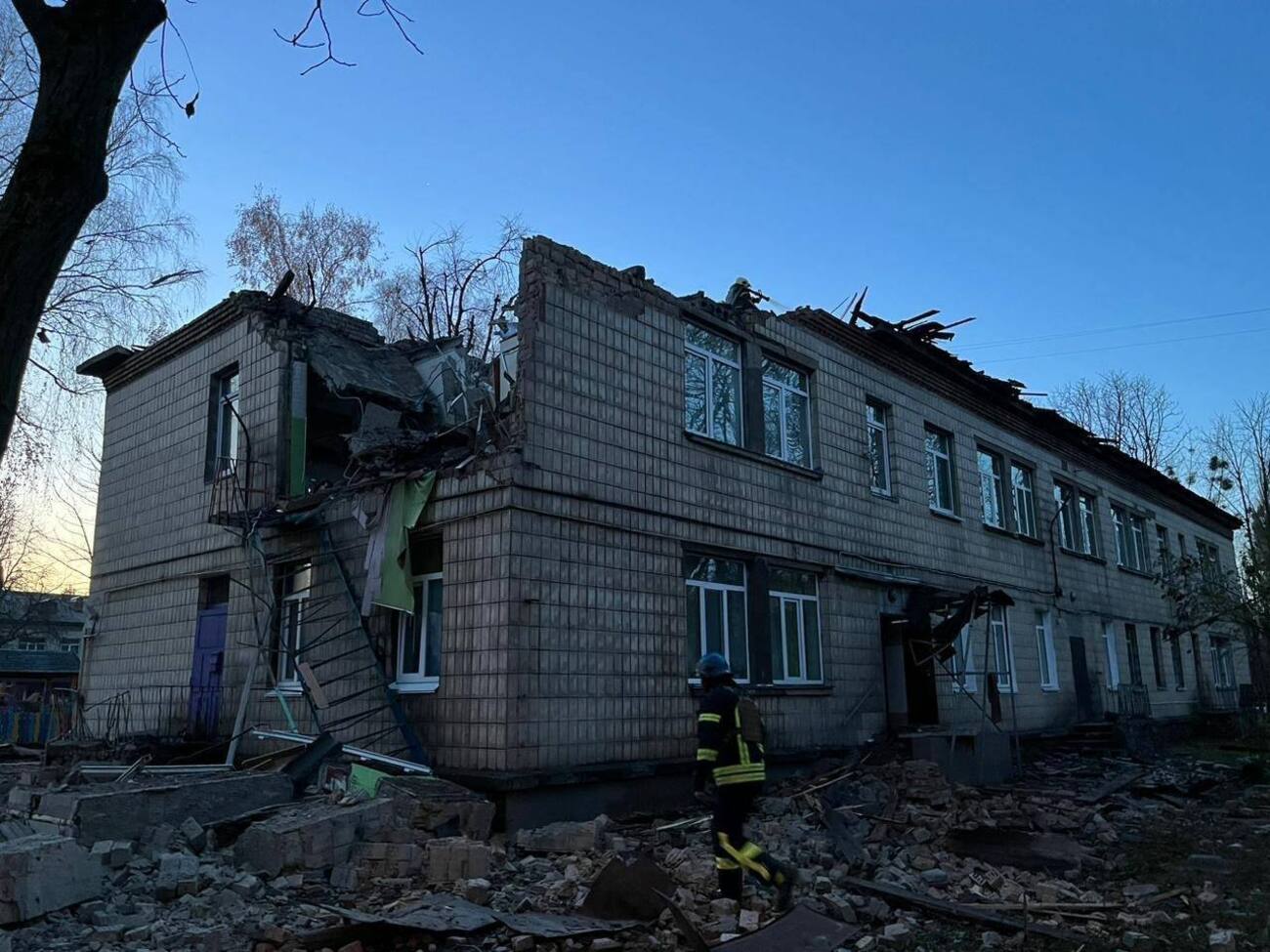 В результате сбития вражеских дронов зафиксировано падение обломков в разных районах города