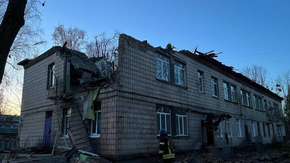 В результате сбития вражеских дронов зафиксировано падение обломков в разных районах города