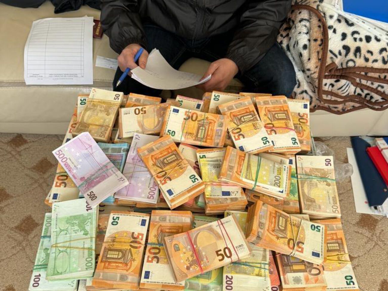Гроші виявили під час обшуку
