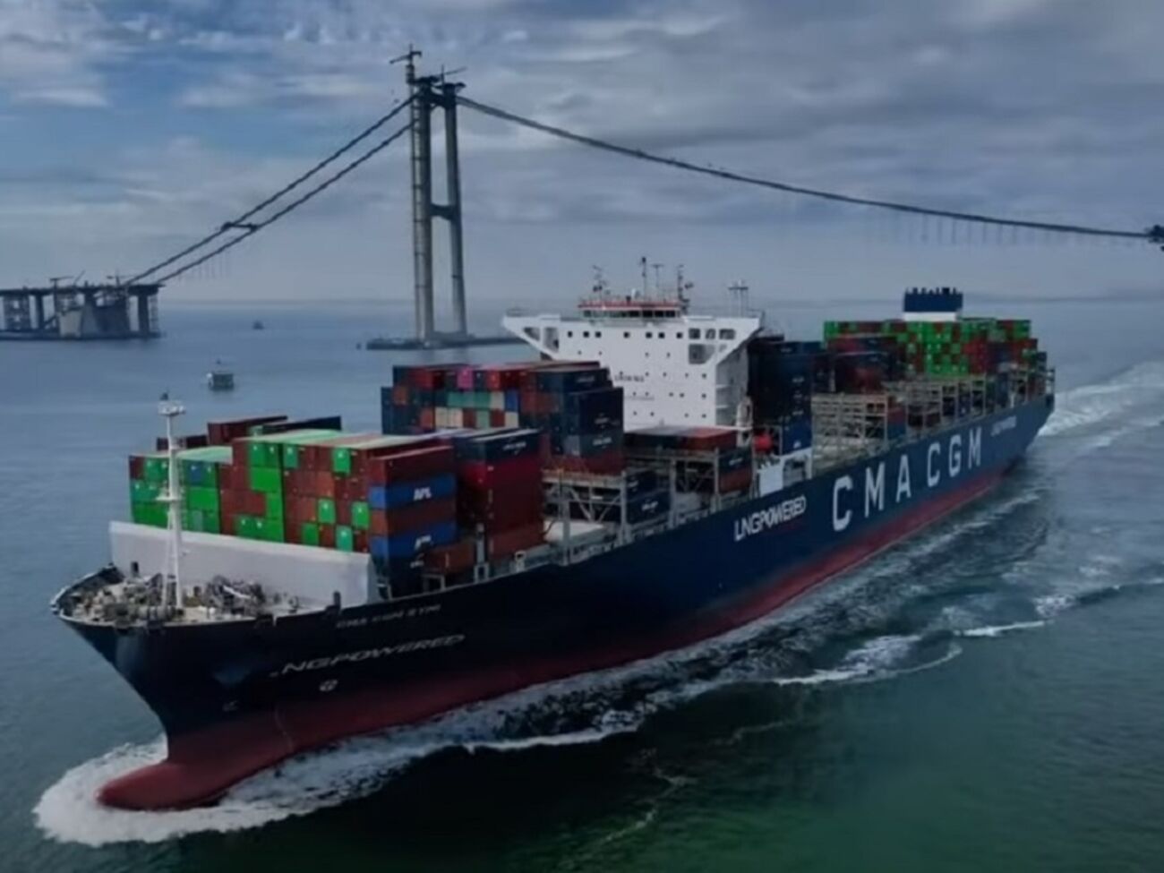 Згідно з даними сервісу VesselFinder, CMA CGM Symi прямує до Індії